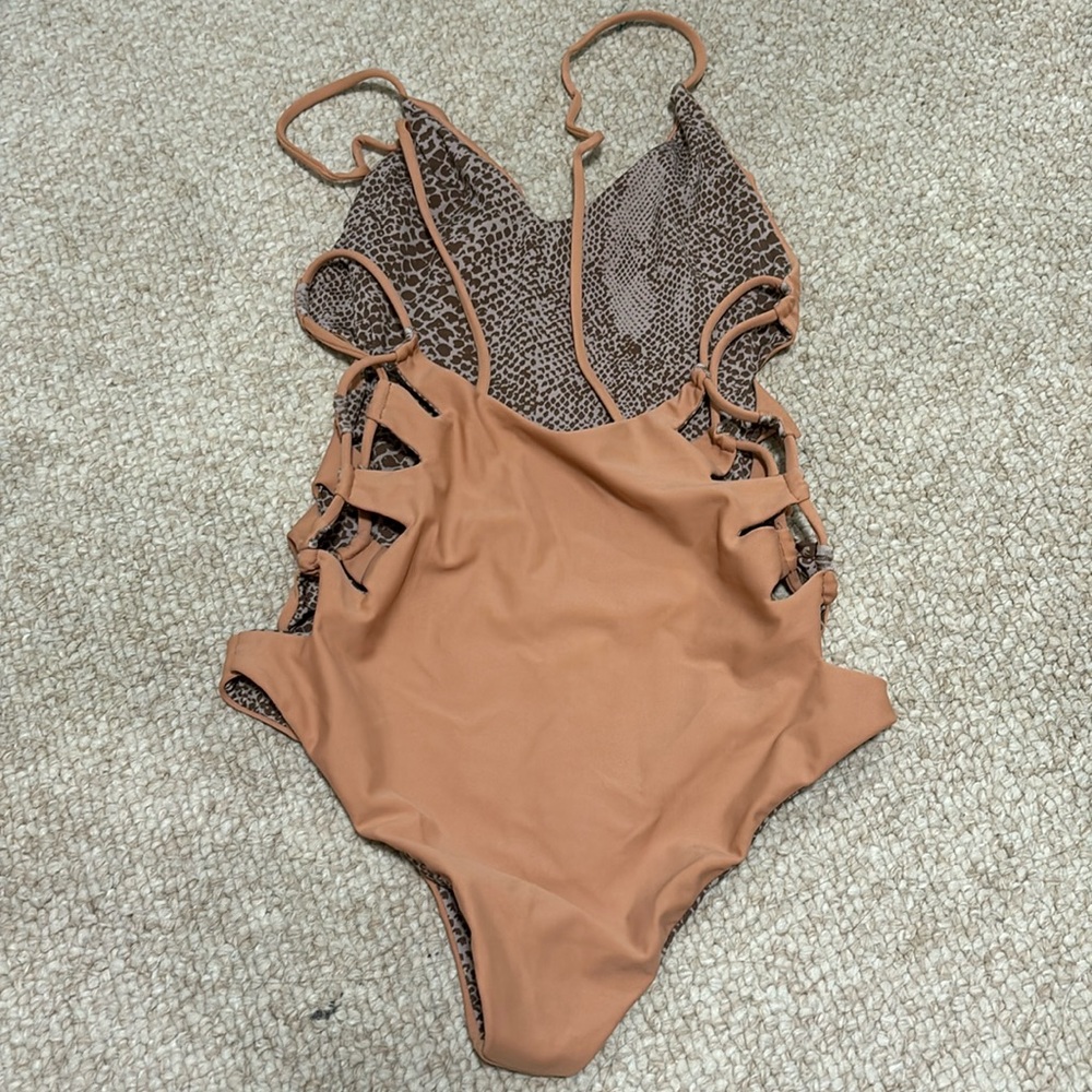 Acacia one piece